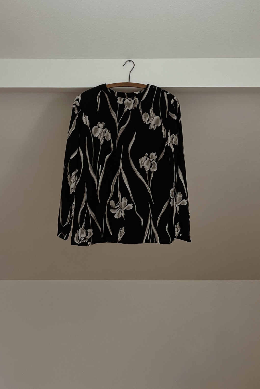 1990's / Y2K PURE SILK BLACK FLORAL BLOUSE | SIZE M