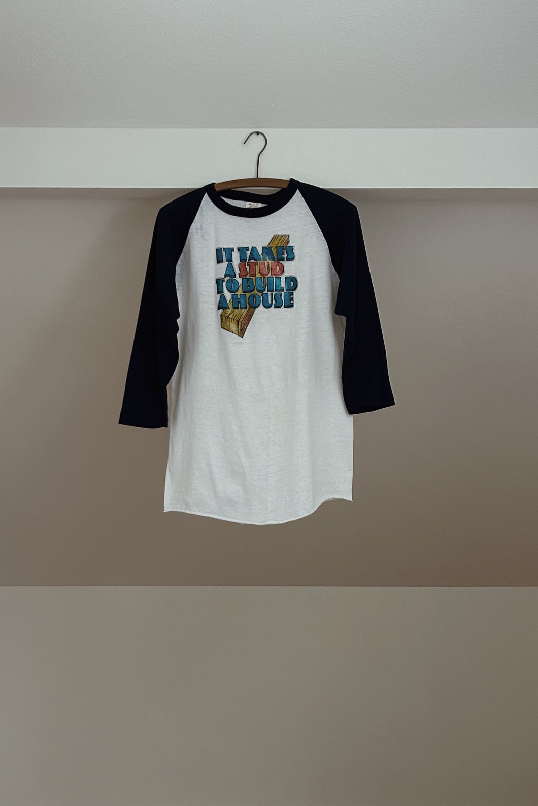1980's TAKES A STUD TO BUILD A HOUSE BASEBALL TEE | SIZE M