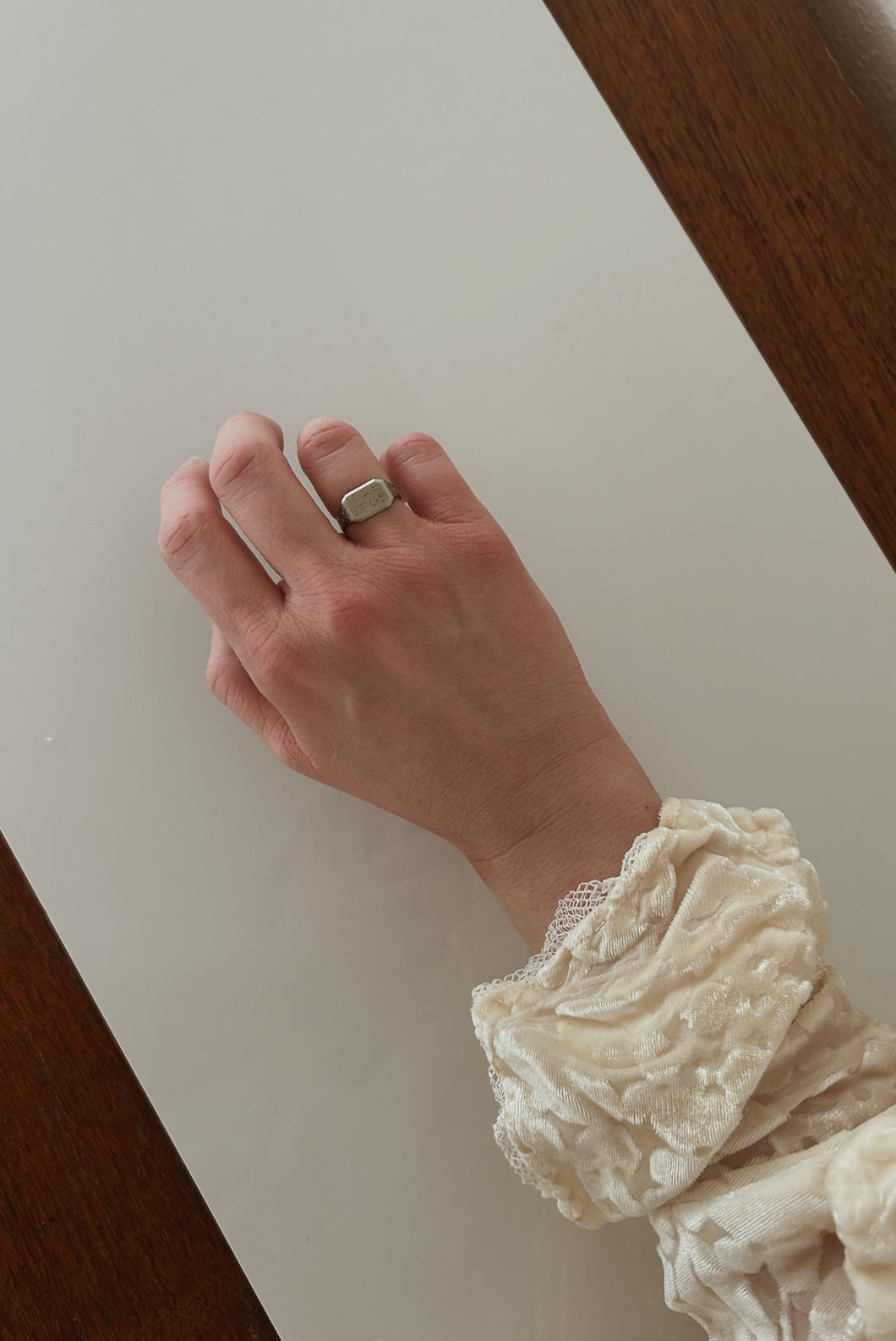 1925 10 KT WHITE GOLD ETCHED SIGNET RING | SIZE 5.75