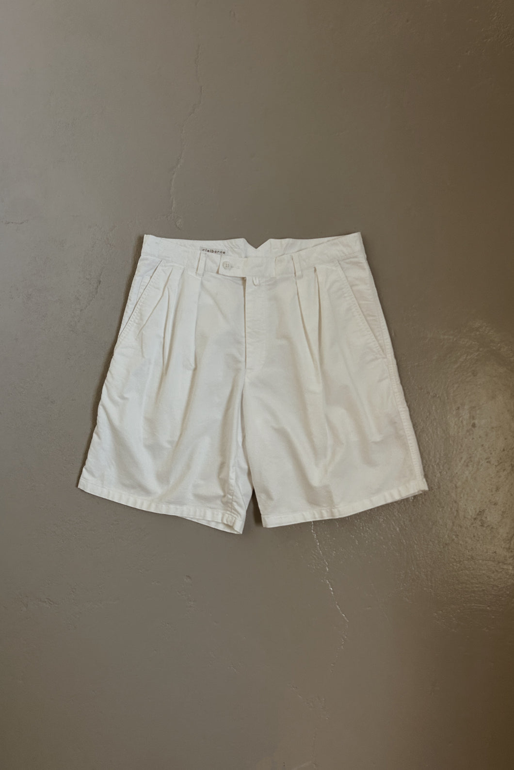 1980's HIGH RISE WHITE COTTON PLEATED TROUSER SHORTS | SIZE 30