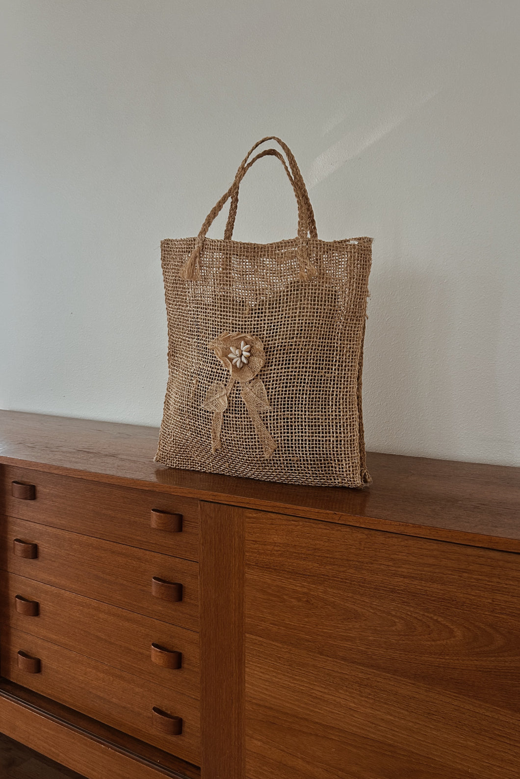1970's WOVEN JUTE BEACH TOTE | SHELL DETAILS | 16