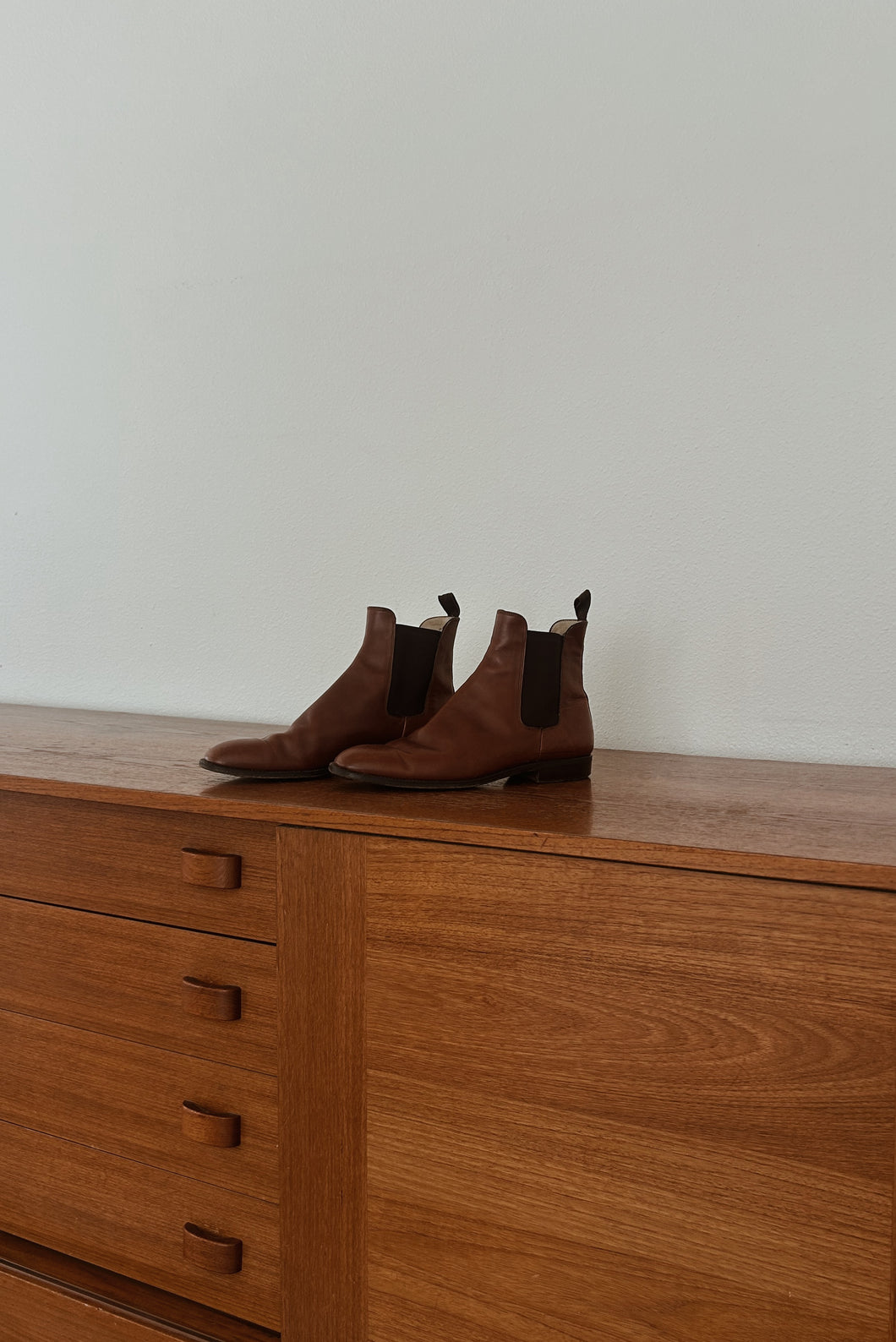 1990's GIORGIO ARMANI CLASSICO LEATHER CHELSEA BOOTS | SIZE 8