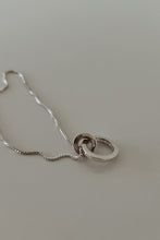 1980's 925 STERLING LOOP PENDANT ON STERLING SILVER CHAIN