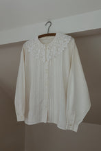 1980's VICTORIAN STYLE PLEATED LACE BUTTON BLOUSE | SIZE M