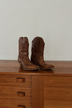 1970's FLORAL STITCHED HEELED LEATHER COWBOY BOOTS | SIZE 7.5