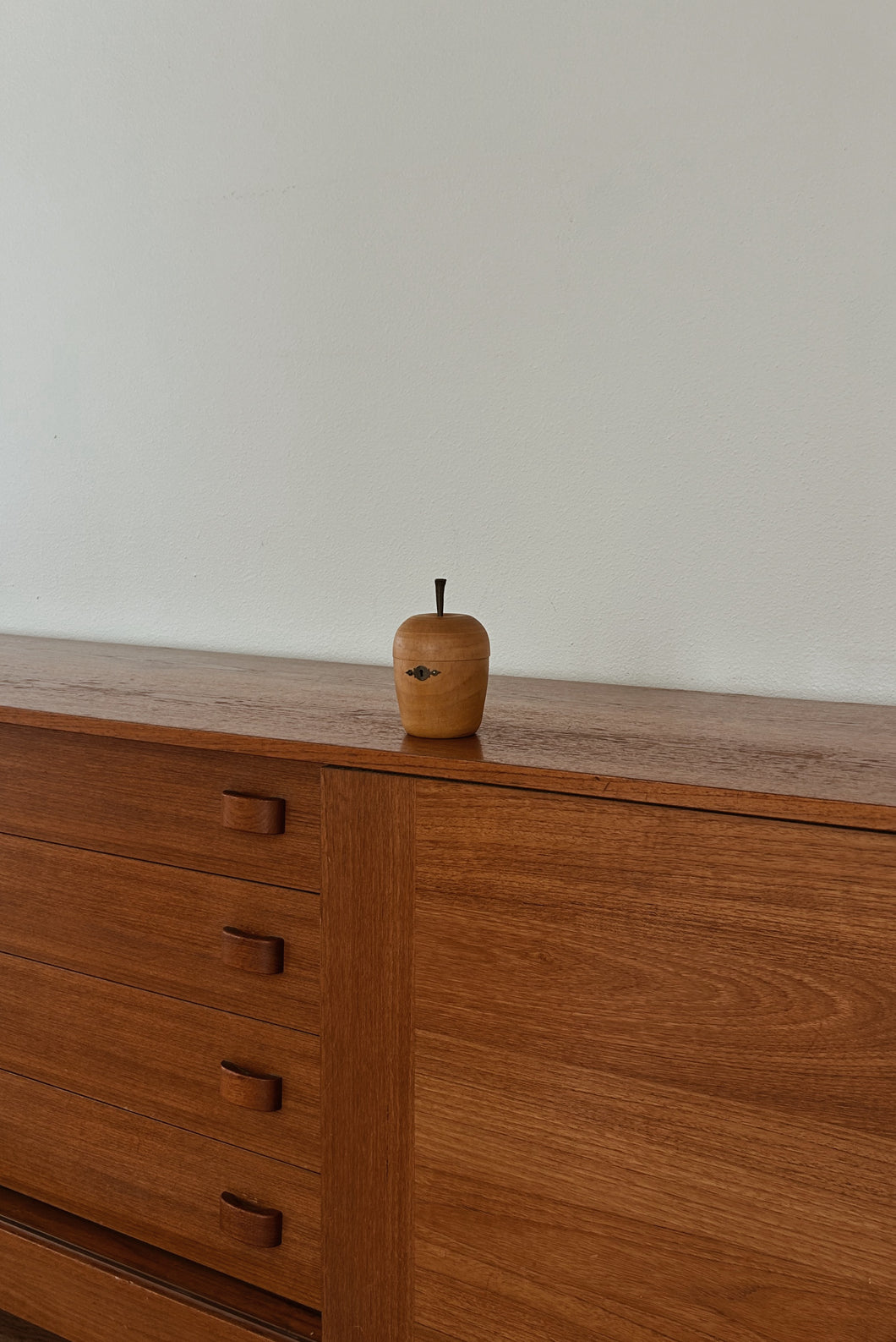MID CENTURY APPLE TEA CADDY BOX
