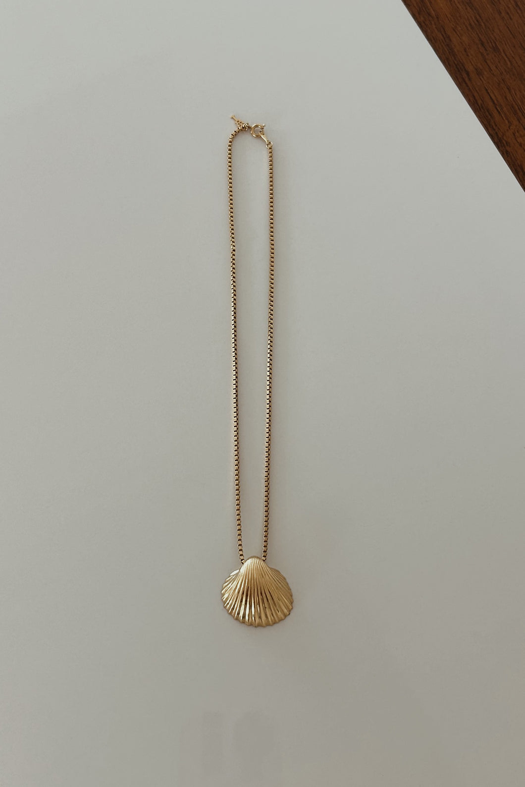 1980's TRIFARI GOLD PLATED SCALLOP SHELL PENDANT ON GOLD PLATE CHAIN