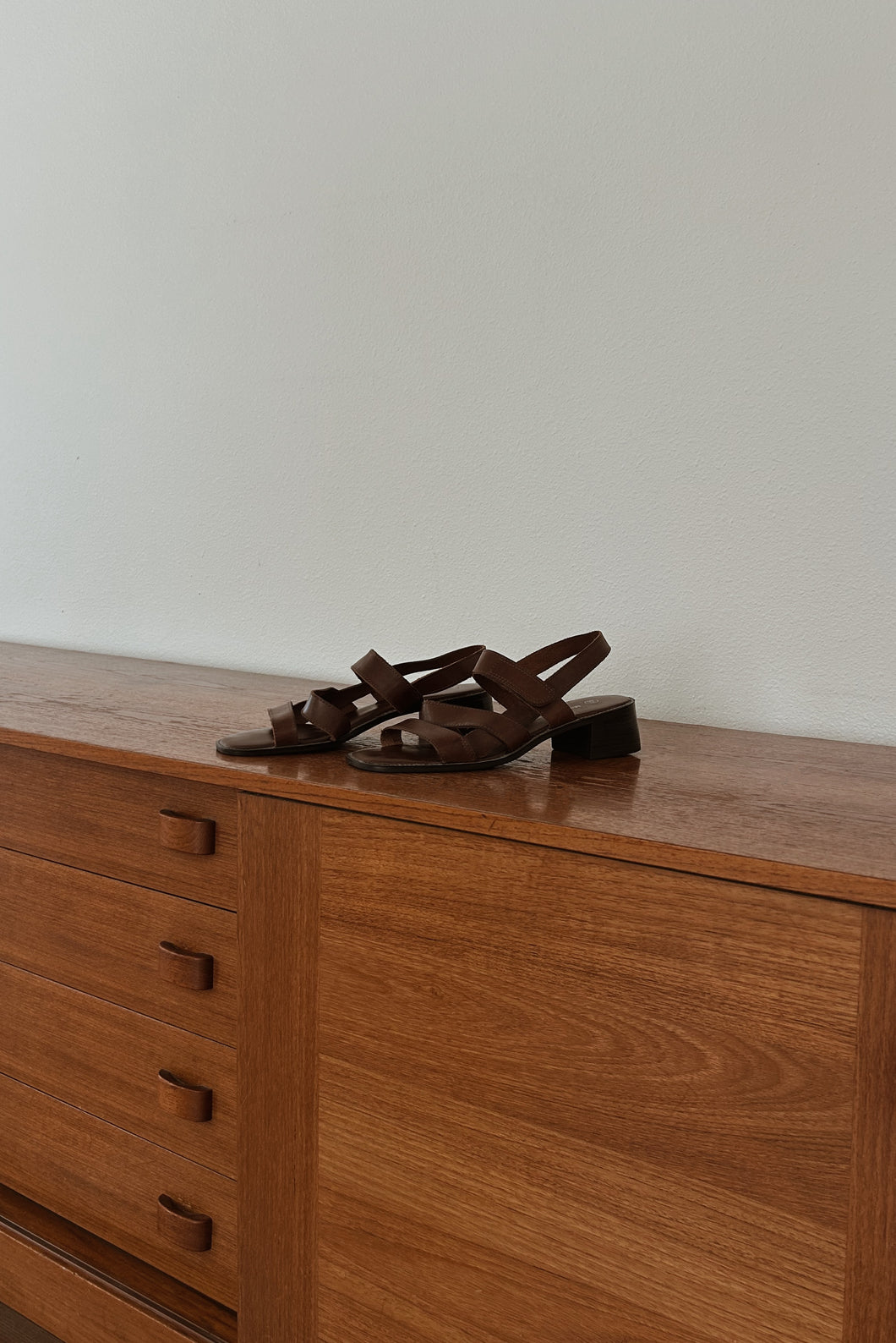1990's CHOCOLATE LEATHER STRAPPY HEELED SANDALS | SIZE 9/9.5