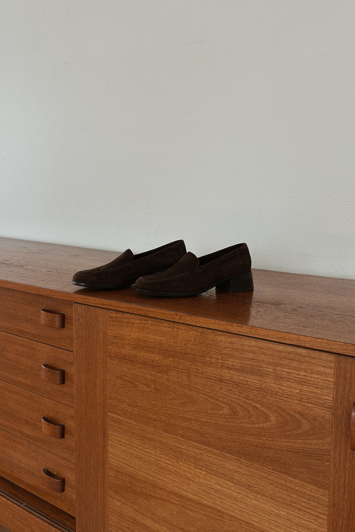 1990's CHOCOLATE SUEDE HEELED LOAFERS | SIZE 6.5