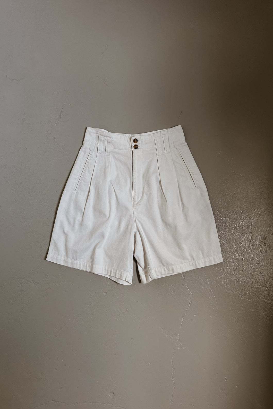 1990's WHITE COTTON PLEATED TROUSER SHORTS | SIZE 26