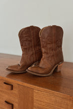1970's FLORAL STITCHED HEELED LEATHER COWBOY BOOTS | SIZE 7.5