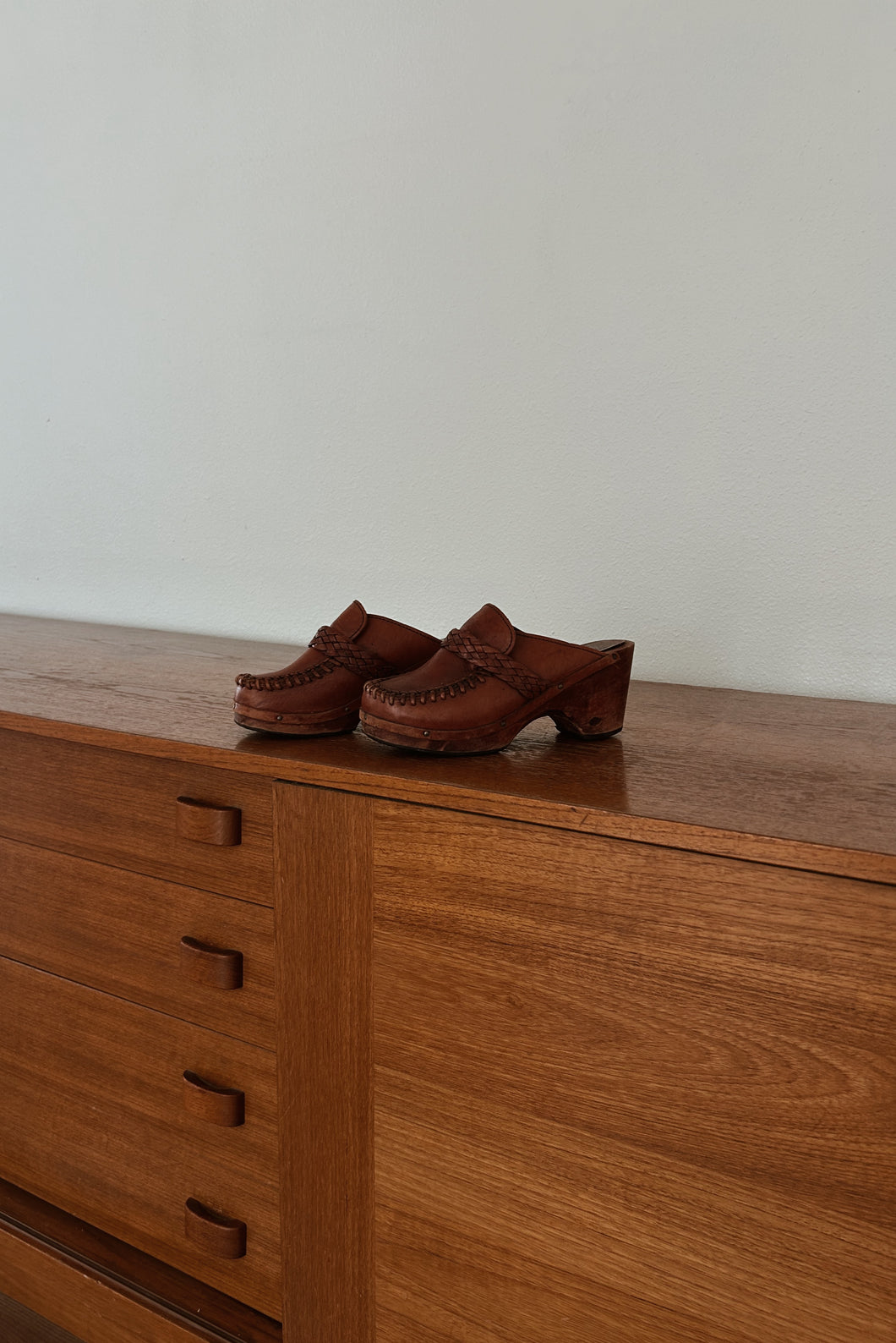 1970's BRAZILIAN WOVEN LEATHER WHIPSTITCH CLOGS | SIZE 5.5/6
