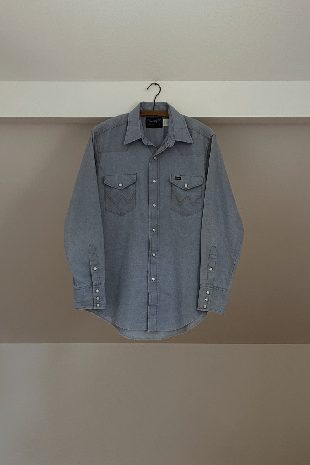 1980's WRANGLER CHAMBRAY WESTERN SNAP BUTTON SHIRT | SIZE M