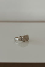 1925 10 KT WHITE GOLD ETCHED SIGNET RING | SIZE 5.75