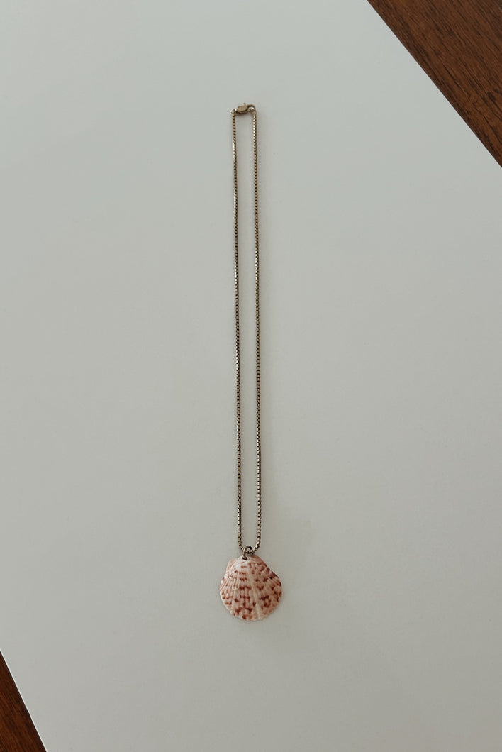 1980's SCALLOP SHELL PENDANT ON BRASS LINK CHAIN