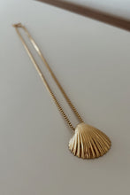 1980's TRIFARI GOLD PLATED SCALLOP SHELL PENDANT ON GOLD PLATE CHAIN