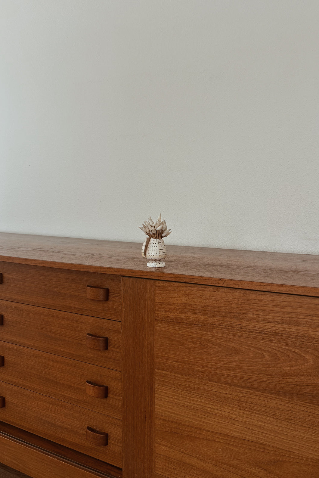 1950's SHELL TOOTHPICK HOLDER WITH SHELL PICKS