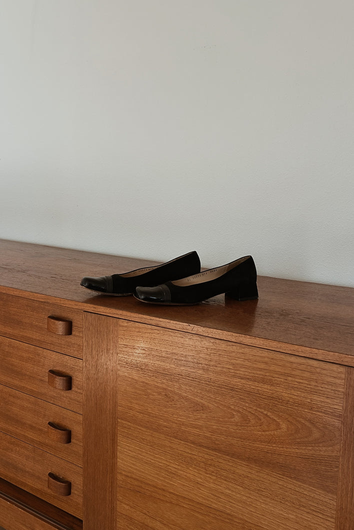 1980's FERRAGAMO BLACK TWO TONE SUEDE PUMPS | SIZE 8