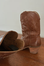 1970's FLORAL STITCHED HEELED LEATHER COWBOY BOOTS | SIZE 7.5