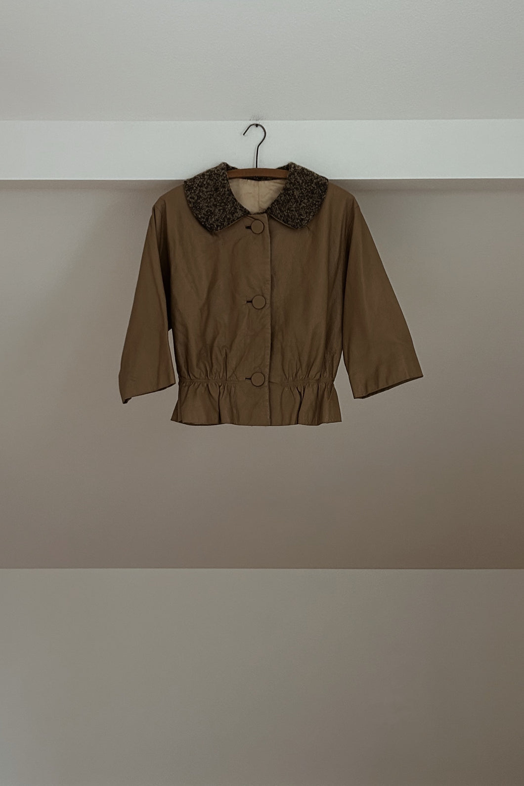 1950's SAMUEL ROBERT CAMEL LEATHER + TWEED PEPLUM JACKET | SIZE S/M