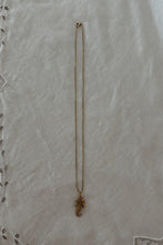 1980's GOLD PLATED SEAHORSE PENDANT ON GOLD VERMEIL CUBE CHAIN