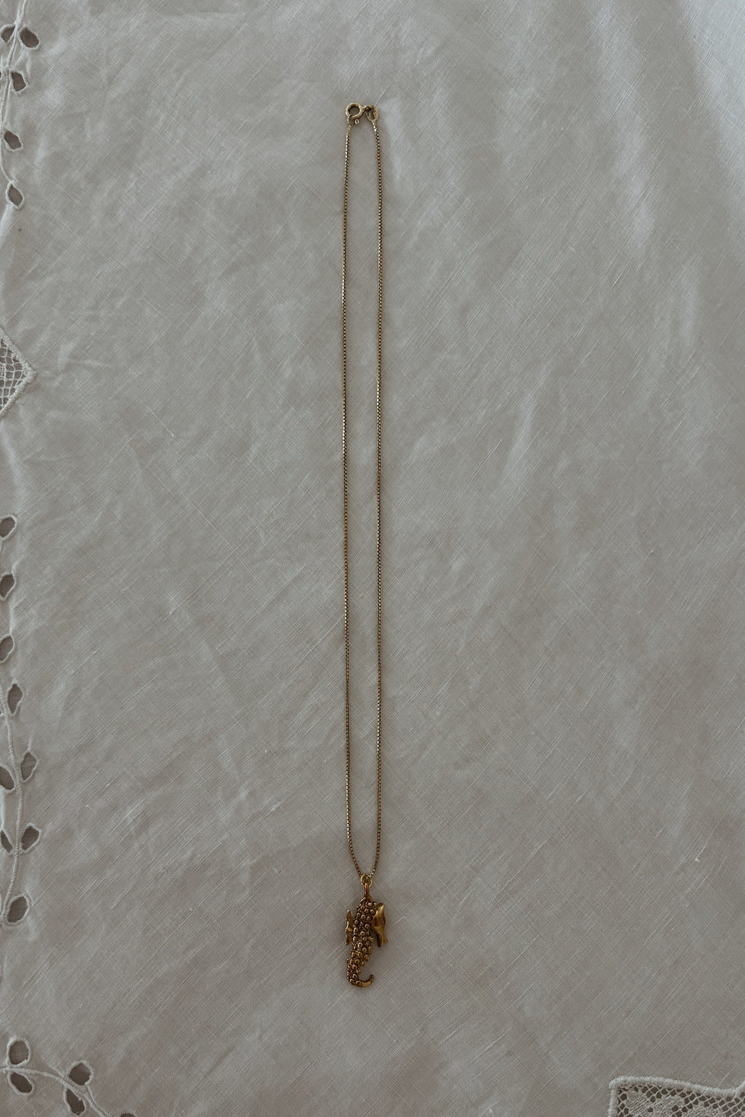 1980's GOLD PLATED SEAHORSE PENDANT ON GOLD VERMEIL CUBE CHAIN