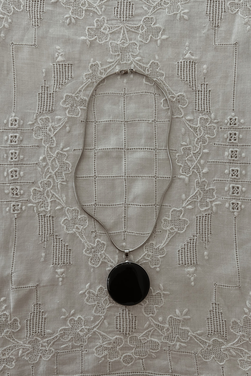 1980's LARGE ONYX PENDANT ON LIQUID STERLING CHAIN