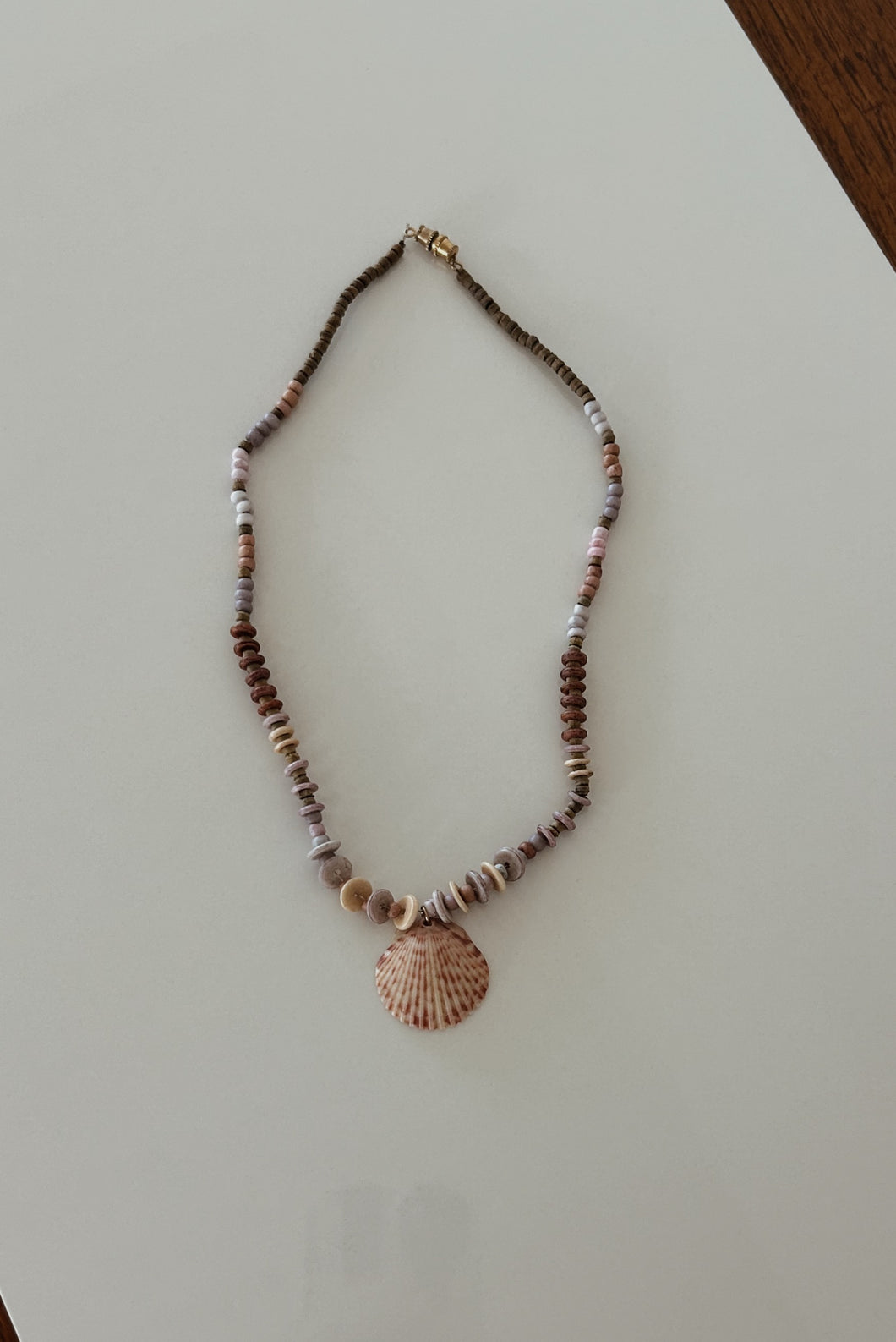 1980's SCALLOP SHELL PENDANT ON SHELL CHAIN