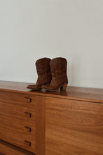 1970's FLORAL STITCHED HEELED LEATHER COWBOY BOOTS | SIZE 7.5