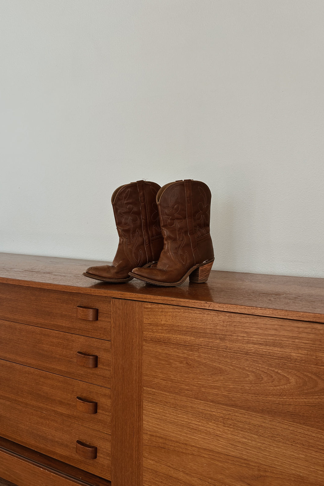 1970's FLORAL STITCHED HEELED LEATHER COWBOY BOOTS | SIZE 7.5