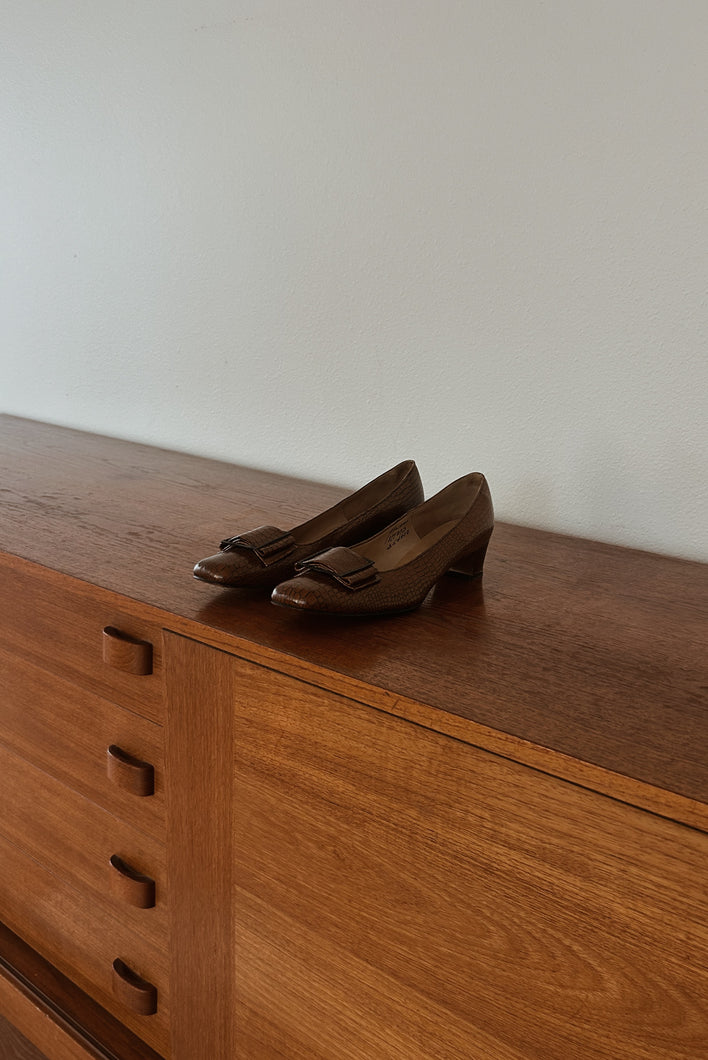 1960's MOD ALLIGATOR CALF BUCKLED PUMPS | SIZE 8.5