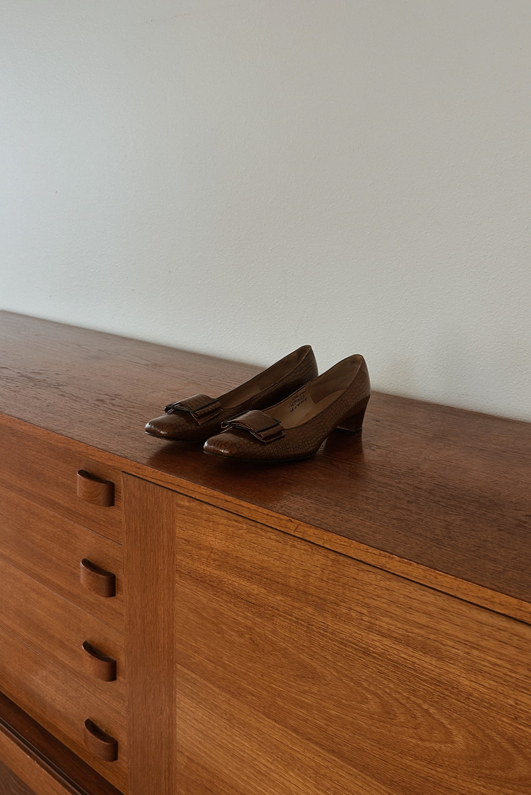 1960's MOD ALLIGATOR CALF BUCKLED PUMPS | SIZE 8.5