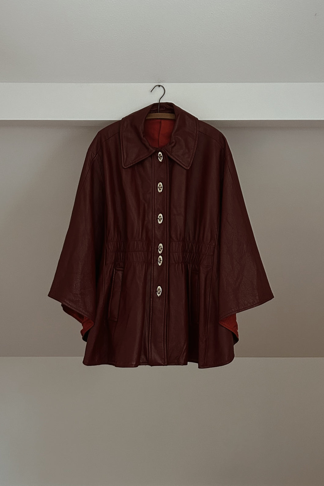 1960's RARE OXBLOOD LEATHER CAPE | SIZE M