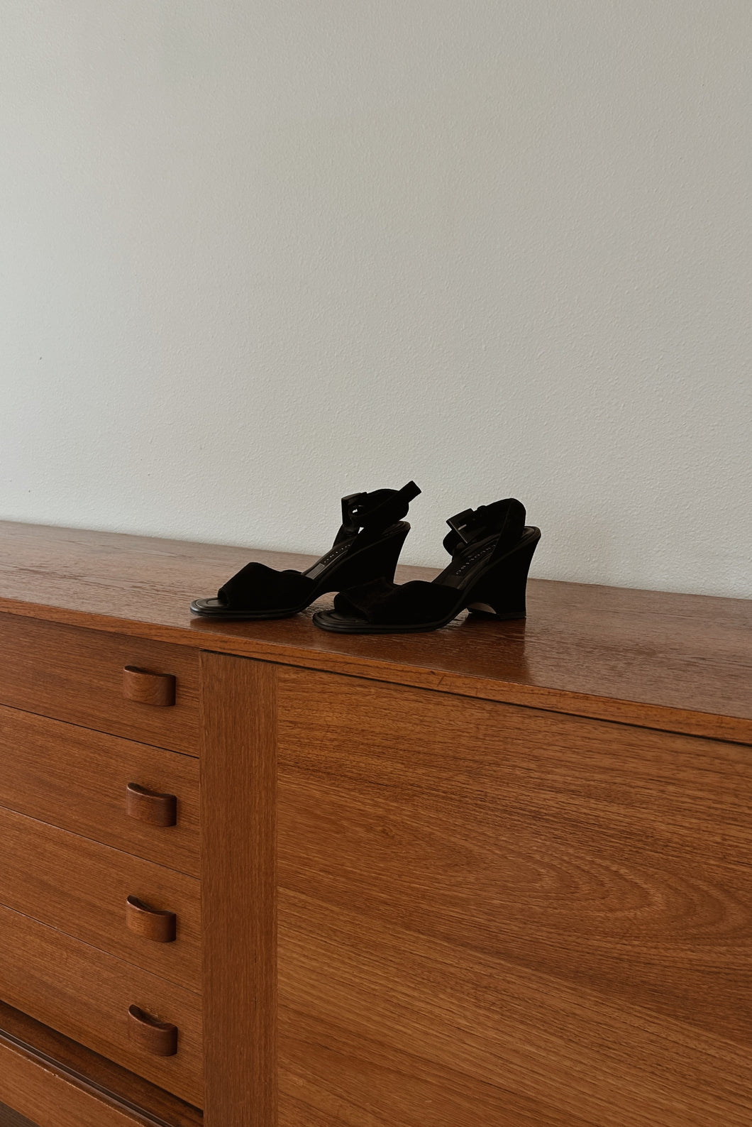 1990's BANDOLINO VENGA BLACK SUEDE WEDGES | SIZE 7