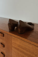 1960's MOD ALLIGATOR CALF BUCKLED PUMPS | SIZE 8.5