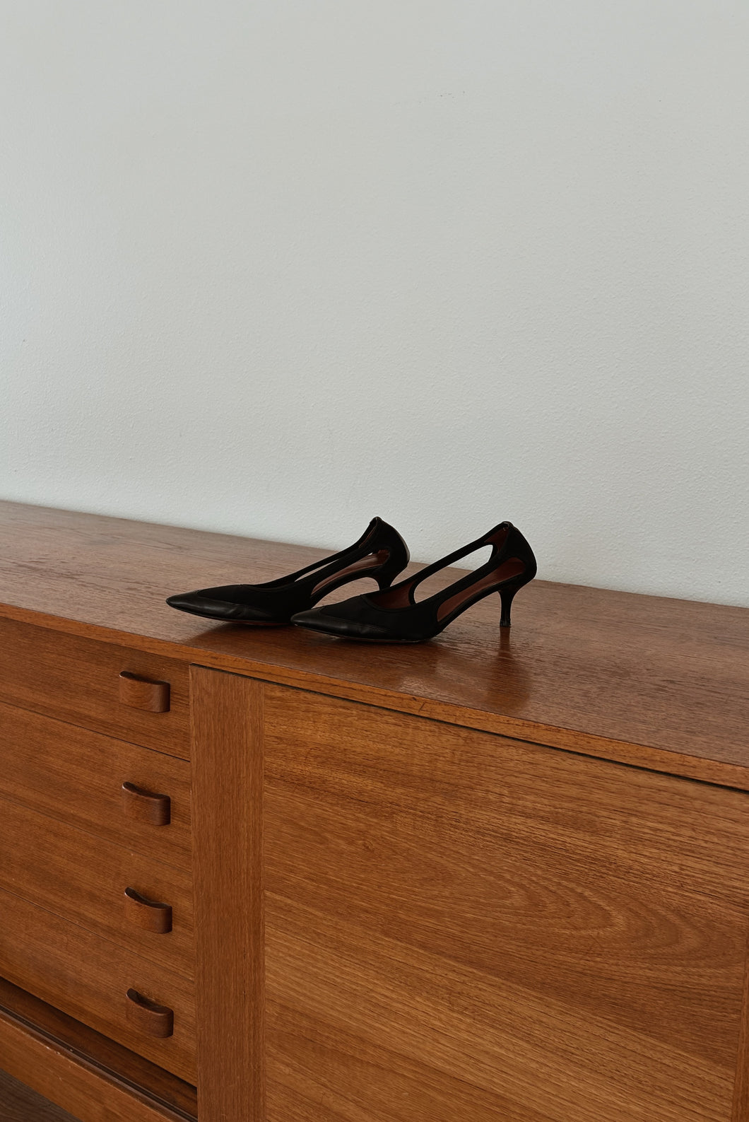 1990's PLINER BLACK LEATHER + NYLON WINGTIP POINTED KITTEN HEELS | SIZE 6