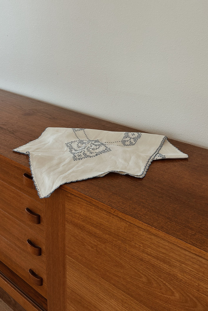 1940's CROSS STITCH EMBROIDERED LINEN RUNNER | 50