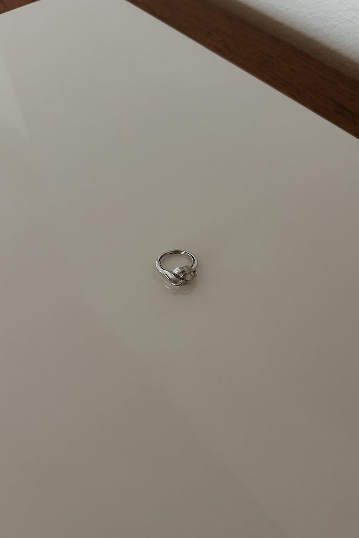 1980's AVON SILVER PLATE KNOT RING | SIZE 6-8