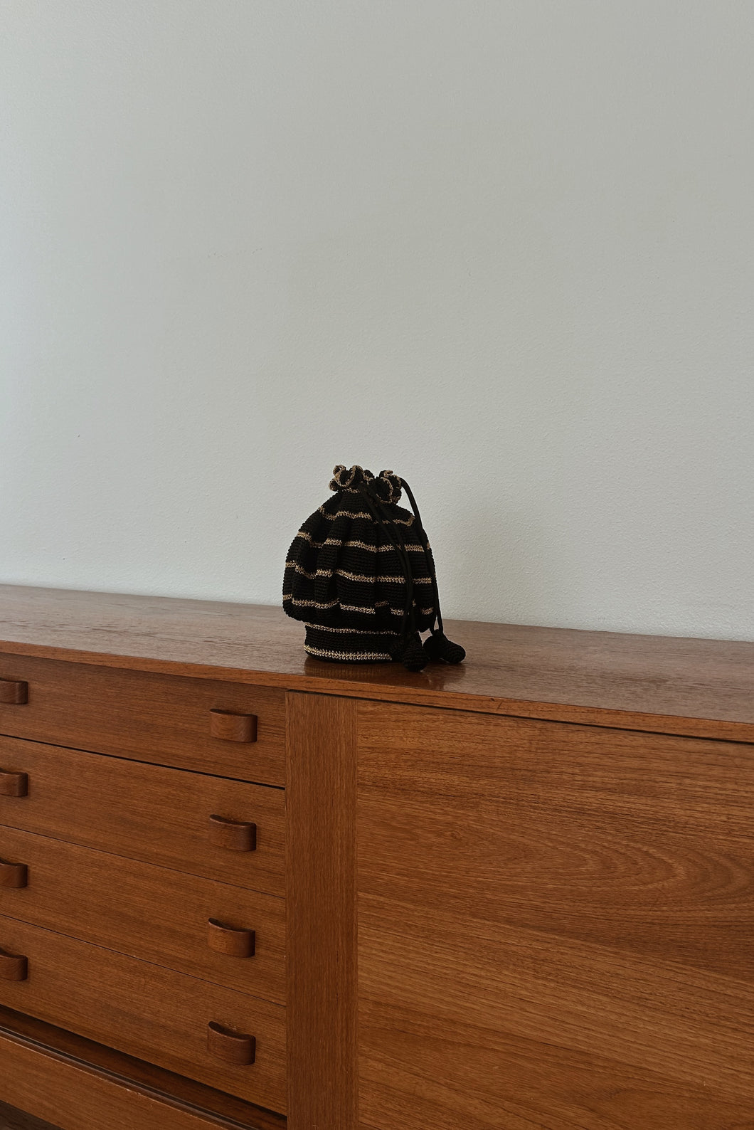 1950's BLACK + GOLD CROCHET DRAWSTRING BUCKET BAG