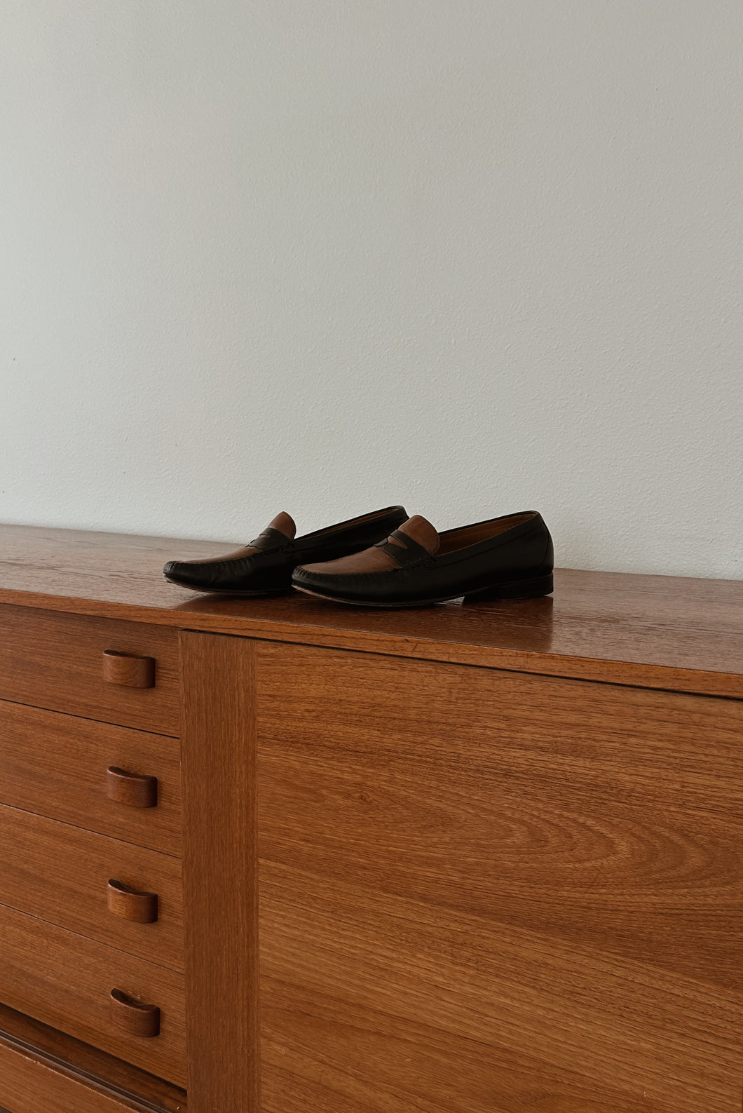 1980's COLE HAHN TWO TONE LEATHER LOAFERS | SIZE 9/9.5