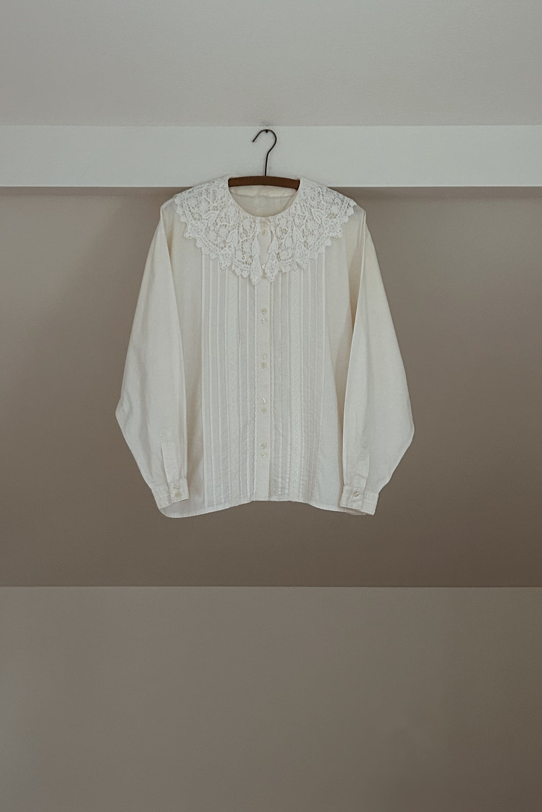 1980's VICTORIAN STYLE PLEATED LACE BUTTON BLOUSE | SIZE M