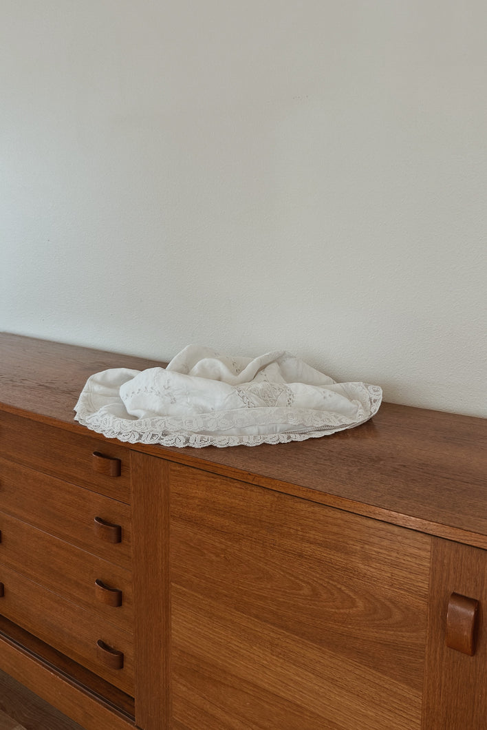 1940's LARGE EMBROIDERED ROUND LINEN TABLECLOTH | 62