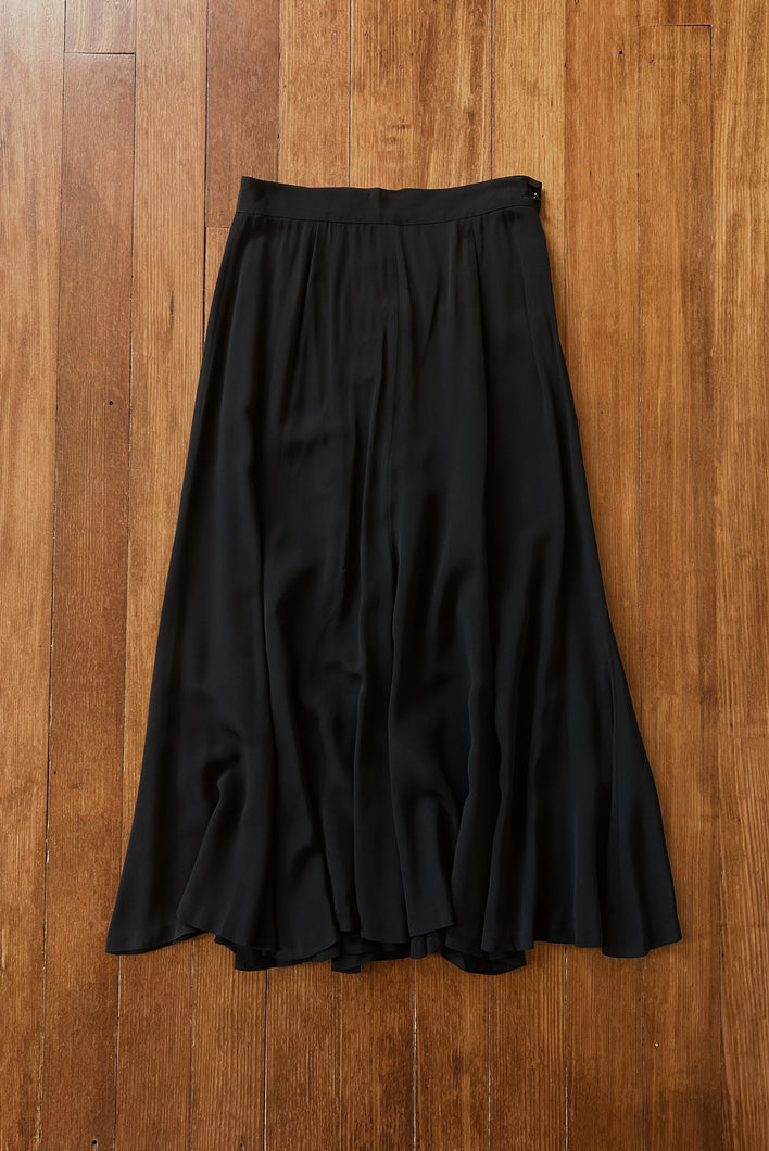 1990's BLACK FLOWY PLEATED RAYON MIDI SKIRT | SIZE S