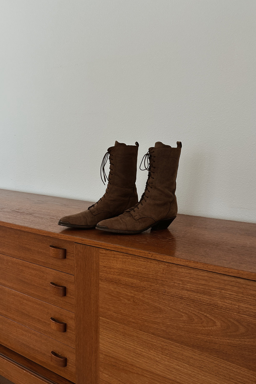 1980's DINGO CHOCOLATE SUEDE LACE UP PRAIRIE BOOTS | SIZE 8